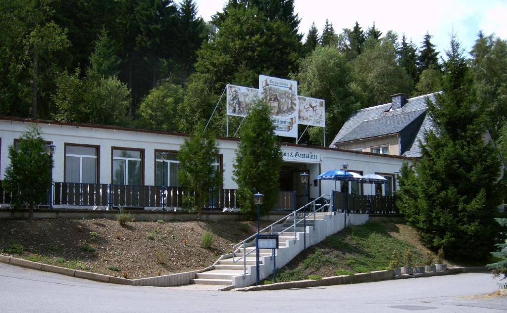um edifício com uma escada em frente em Pension und Berggasthaus Kapellenstein em Geyer