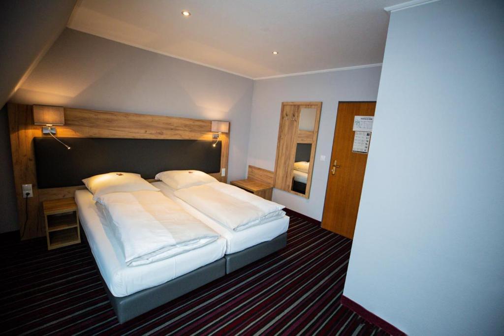 Postel nebo postele na pokoji v ubytování Hotel Süderelbe