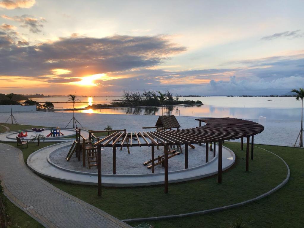 a view of a body of water with a sunset at Apt de frente e com vista Lagoa in Arraial do Cabo