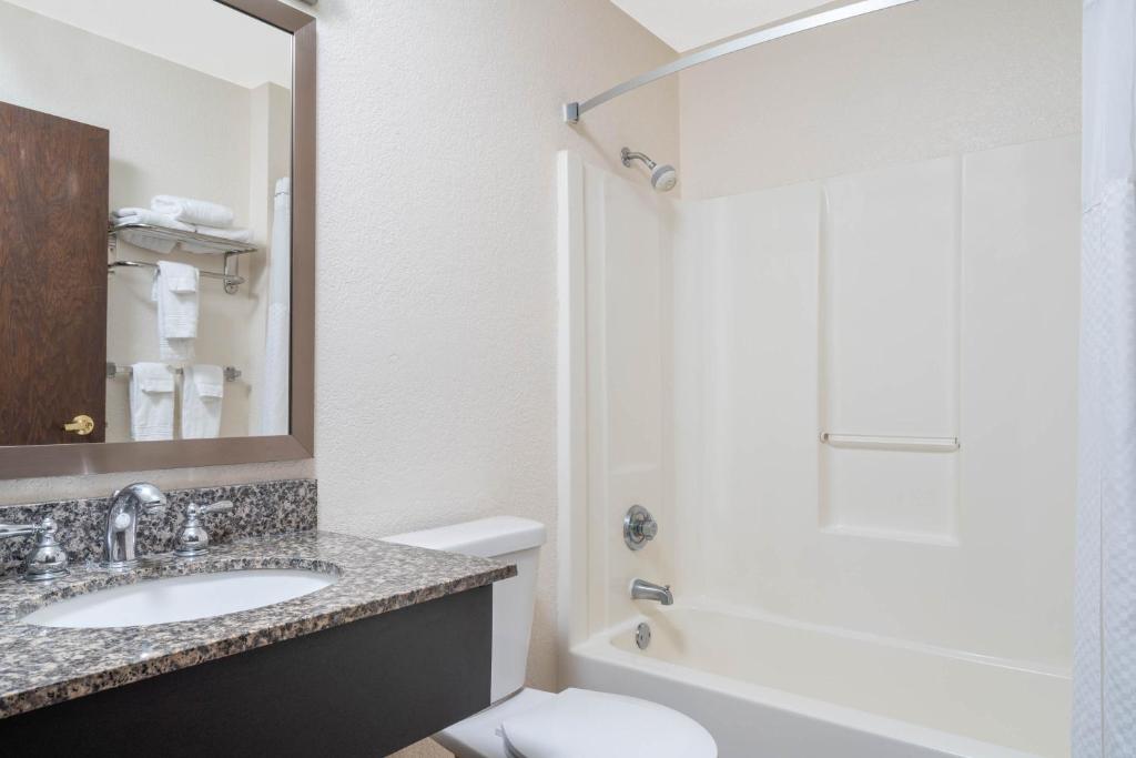 Days Inn by Wyndham Faribault - Queen Room - Non-Smoking