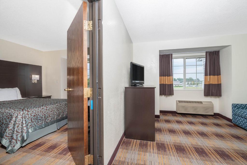 Days Inn by Wyndham Faribault - Queen Suite - Non-Smoking