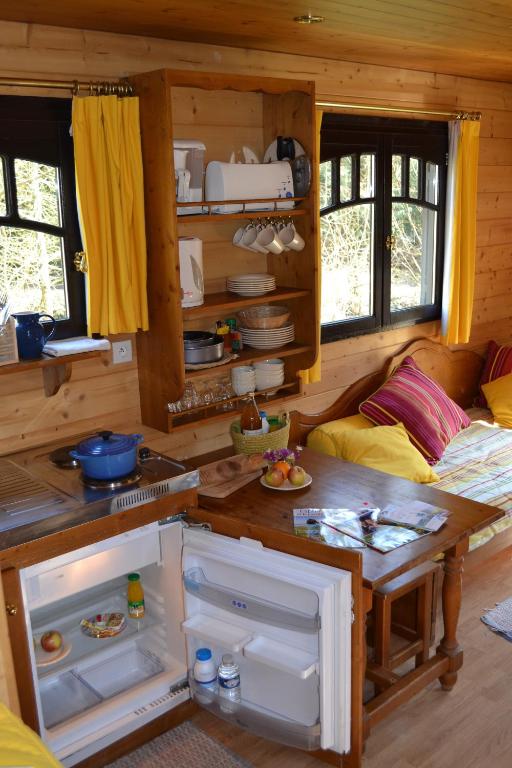a kitchen with an open refrigerator in a cabin at La Maison de l'Omignon in Vermand