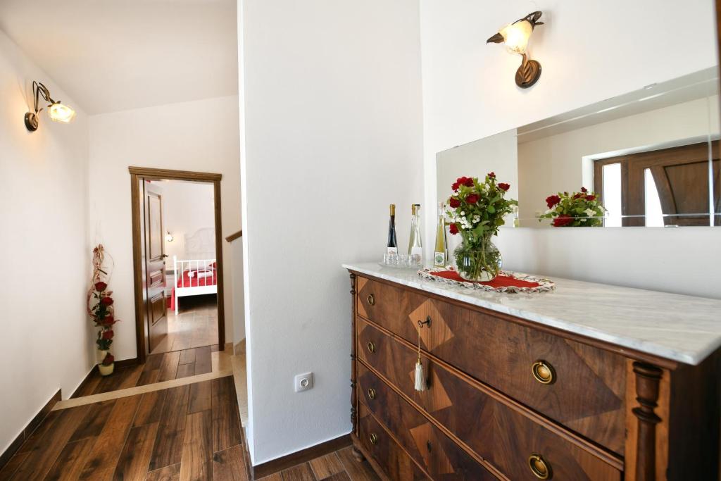kuchnia z drewnianą komodą i lustrem w obiekcie Villa Emilia w mieście Vižinada