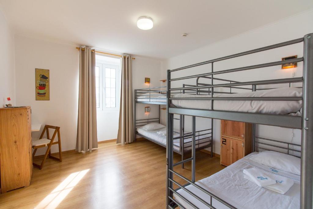 מיטה או מיטות קומותיים בחדר ב-Change The World Hostels - Açores - Ponta Delgada