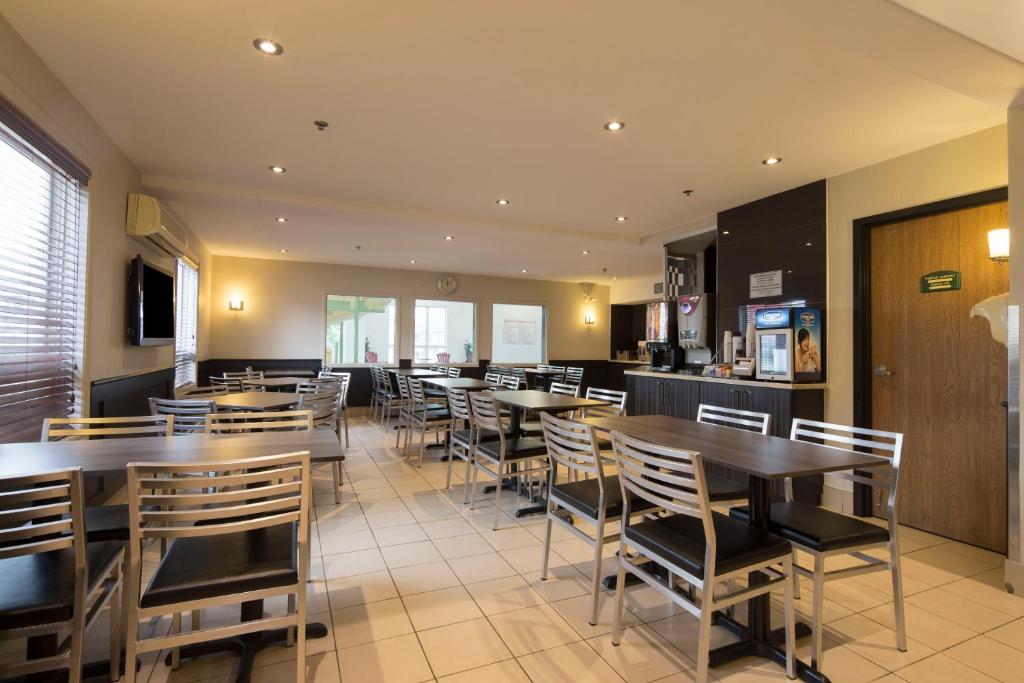 Super 8 by Wyndham Quebec City - Resim 41