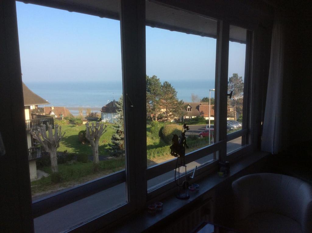 una finestra del bagno con vista su un cortile di Appartement Vue Mer Benerville-sur-mer a Bénerville-sur-Mer