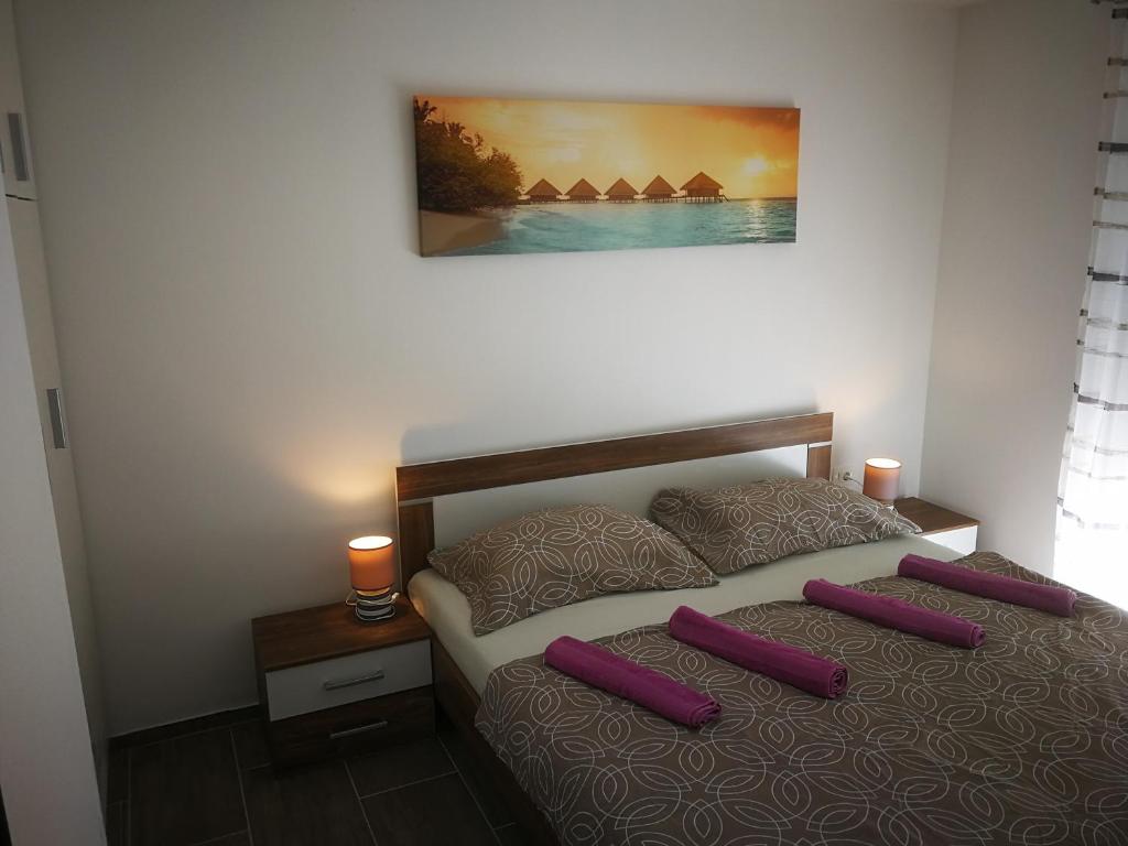 sypialnia z łóżkiem z 2 poduszkami w obiekcie Apartments Eržen w Medulinie