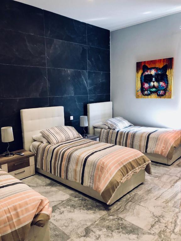 Postel nebo postele na pokoji v ubytování Holiday townhouse in Sliema centre