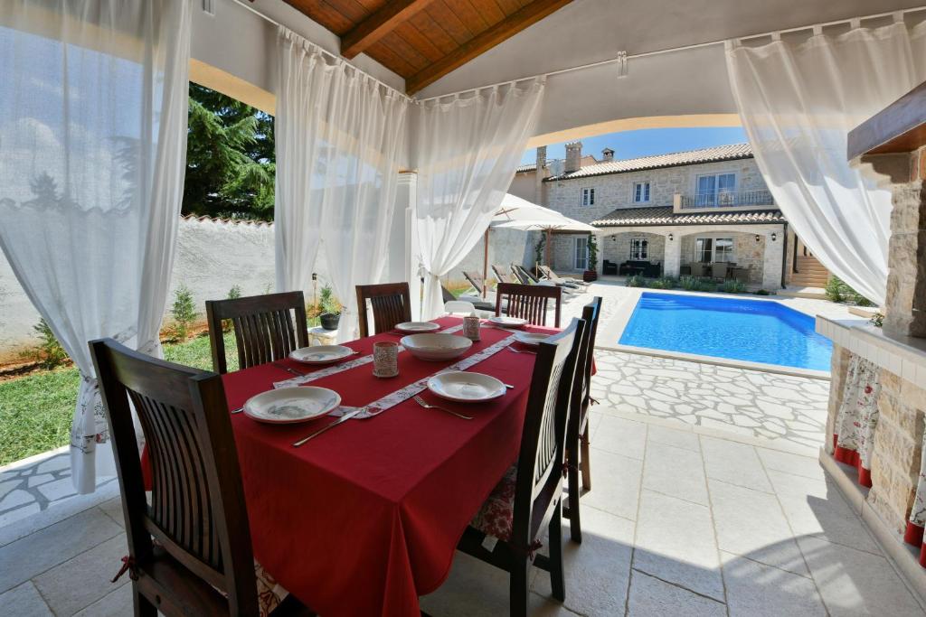 Basen w obiekcie Villa Emilia lub w pobliżu