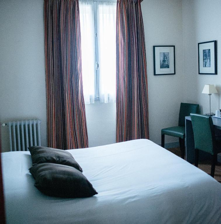Кровать или кровати в номере Hôtel Carmin