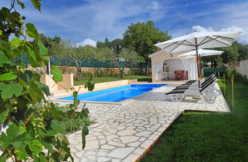 Basen w obiekcie Villa Emilia lub w pobliżu