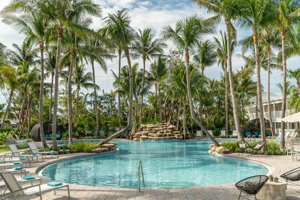 einen Pool im Resort mit Palmen in der Unterkunft Havana Cabana at Key West in Key West