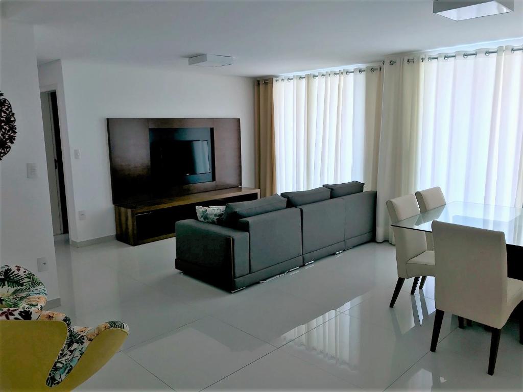 sala de estar con sofá y mesa en Cobertura Duplex na Praia do Forte - 403, en Cabo Frío