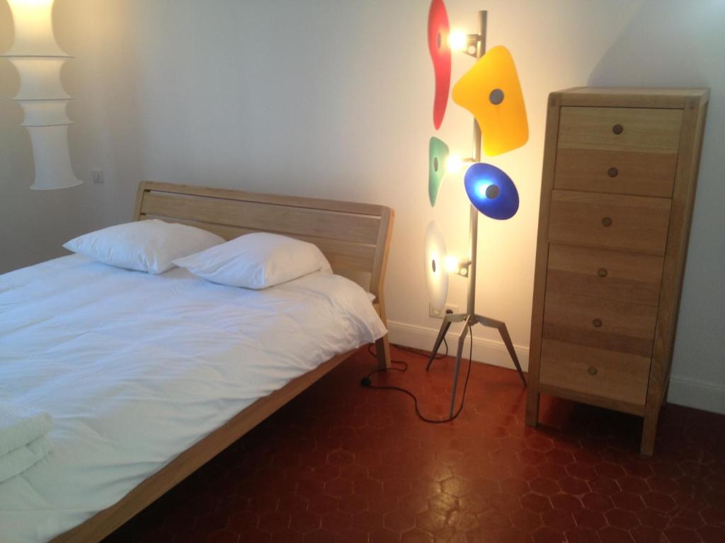Postel nebo postele na pokoji v ubytování Hôtel de la Pinède