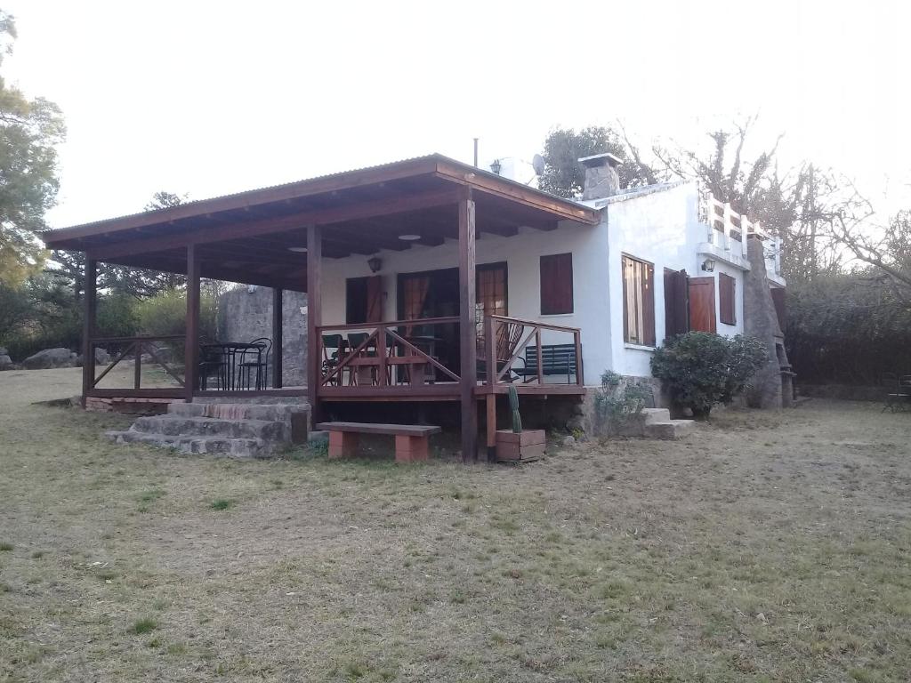 Casa blanca pequeña con porche grande en Casa de Campo Udea en Agua de Oro