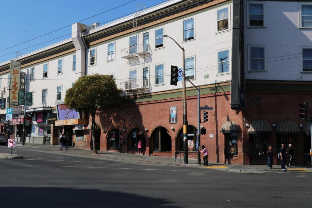 un angolo di strada in una città con un semaforo di Europa Hotel a San Francisco