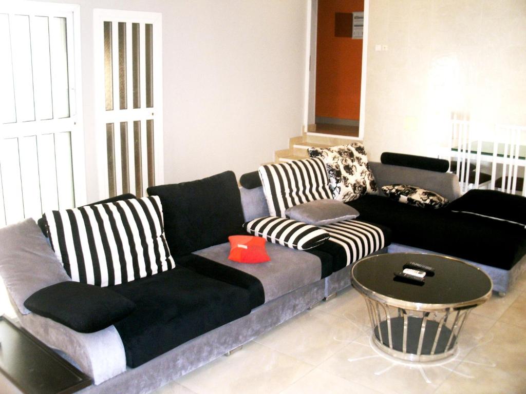 a living room with a couch and a table at Appart M'Rode Kodjoviakope in Kodjovya