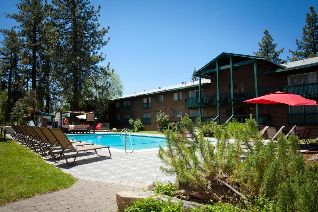 Bazén v ubytování Forest Suites Resort at the Heavenly Village nebo v jeho okolí