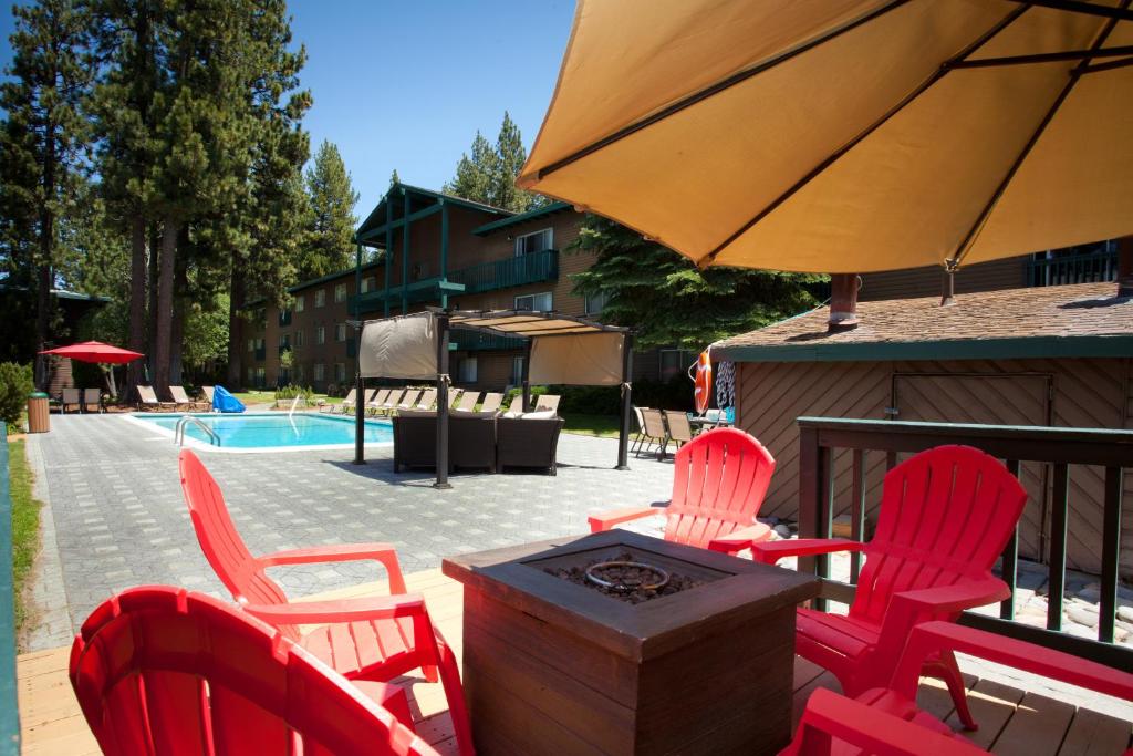 Bazén v ubytování Forest Suites Resort at the Heavenly Village nebo v jeho okolí