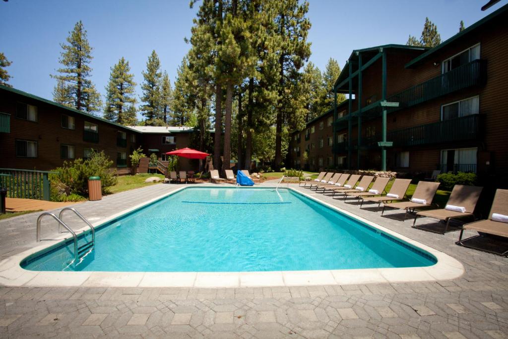 Bazén v ubytování Forest Suites Resort at the Heavenly Village nebo v jeho okolí