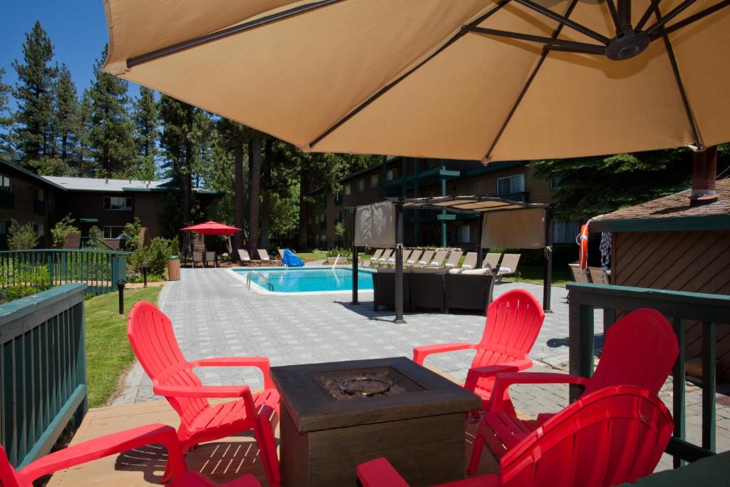 Bazén v ubytování Forest Suites Resort at the Heavenly Village nebo v jeho okolí
