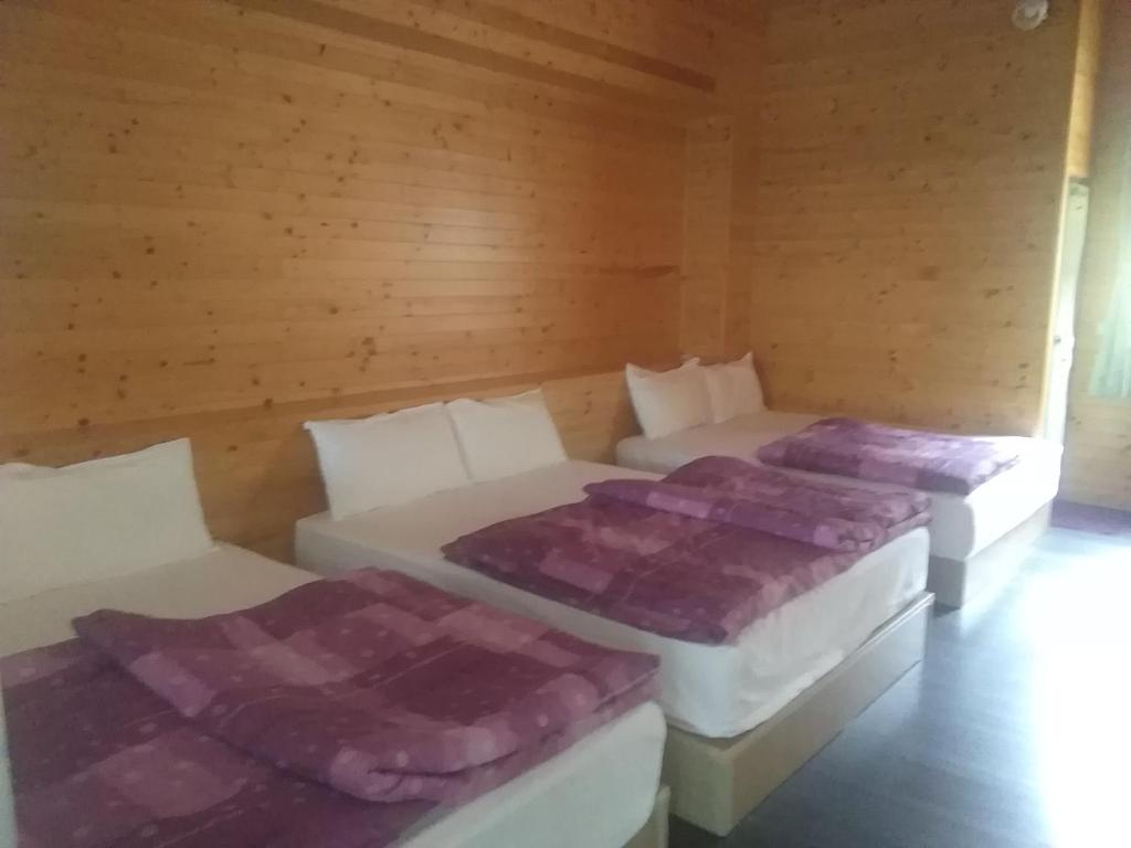 Postel nebo postele na pokoji v ubytování 內灣星光流域民宿