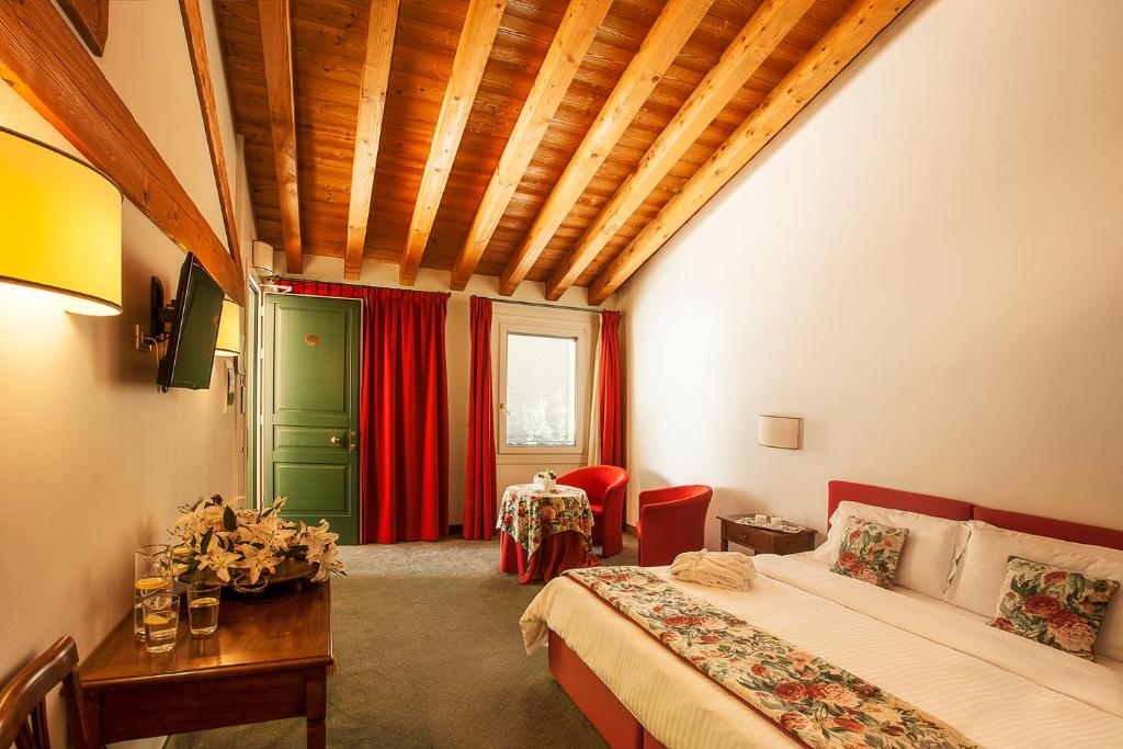 Postel nebo postele na pokoji v ubytování Albergo Al Moretto