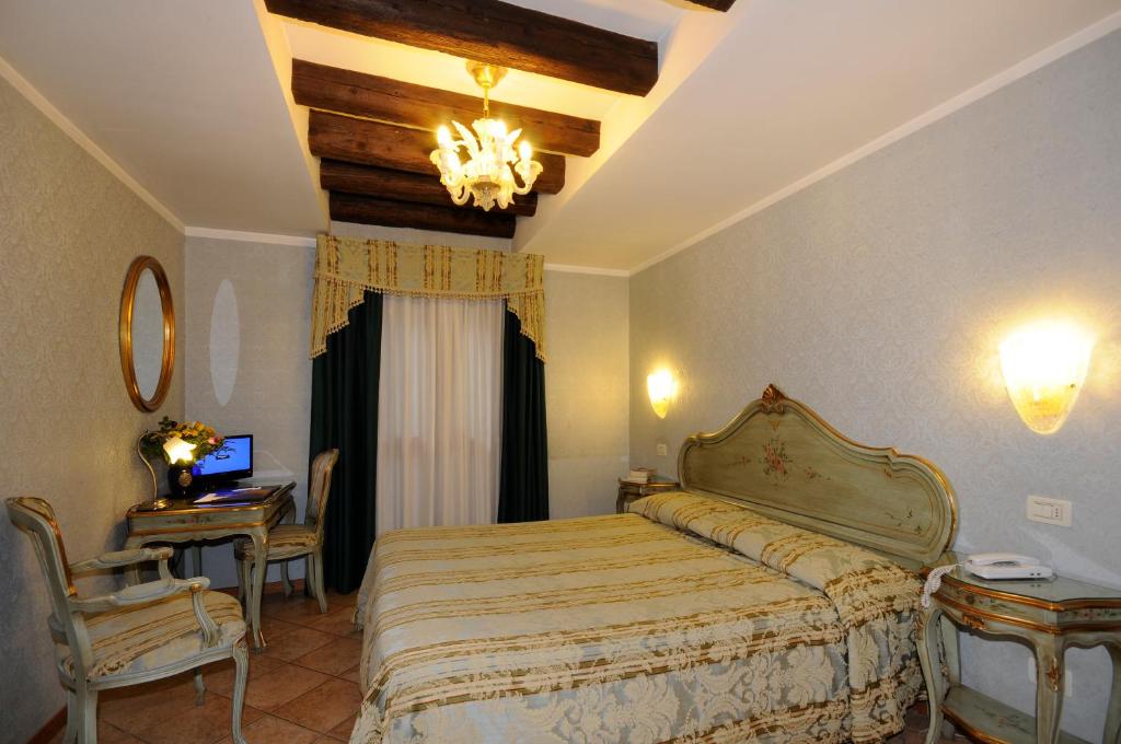Postel nebo postele na pokoji v ubytování Hotel Il Mercante di Venezia