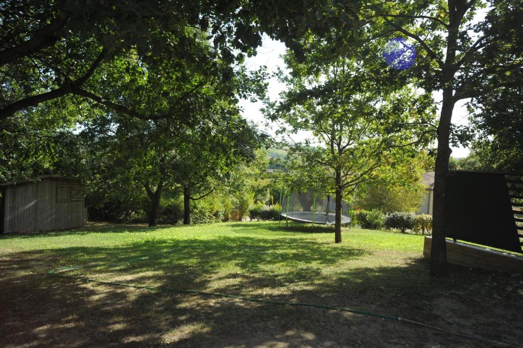 Un jardín fuera de DORMIR A MONTAUBAN Logements Carreyrat Calme et Verdoyant