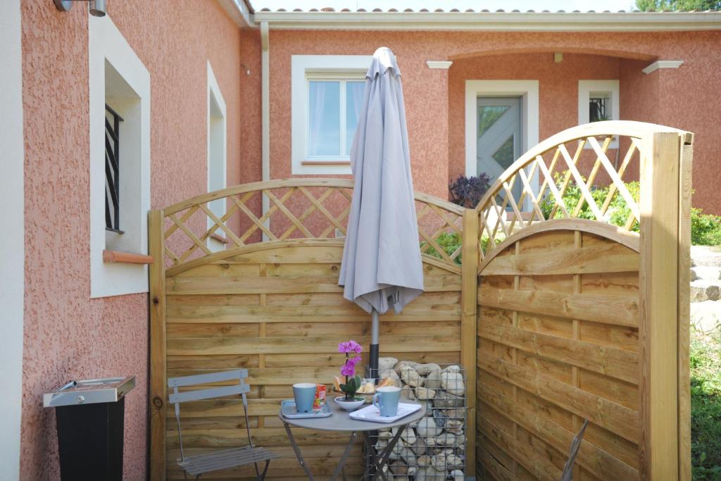 Un balcón o terraza en DORMIR A MONTAUBAN Logements Carreyrat Calme et Verdoyant