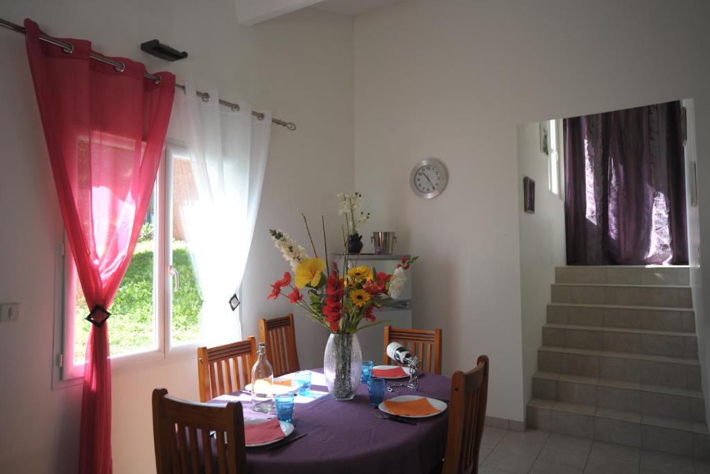 Un lugar para sentarse en DORMIR A MONTAUBAN Logements Carreyrat Calme et Verdoyant