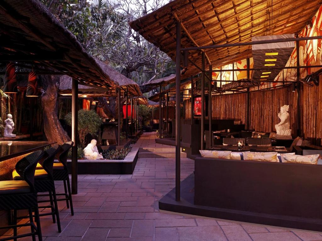 Restaurace v ubytování Lemon Tree Amarante Beach Resort, Goa