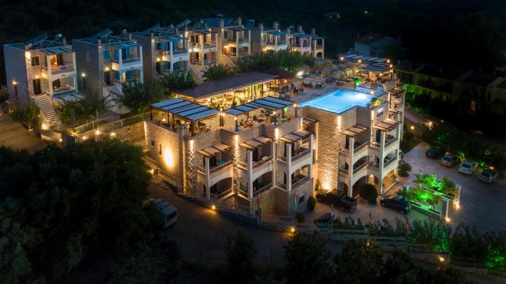 eine Luftansicht eines Hotels in der Nacht in der Unterkunft Vathi Hotel in Vathy