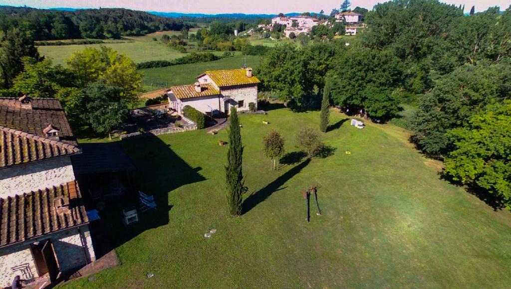 an aerial view of a large yard with a house at Il Fienile in Monteriggioni