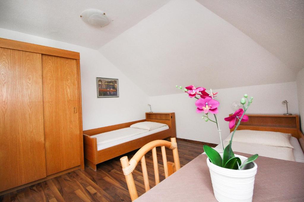 
Economy Twin Room with Shared Shower and Toilet
