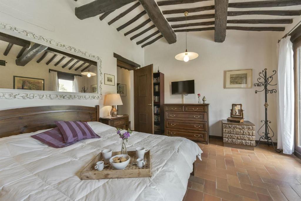 - une chambre avec un grand lit et un plateau dans l'établissement Casale Cipressi, à Castellina in Chianti