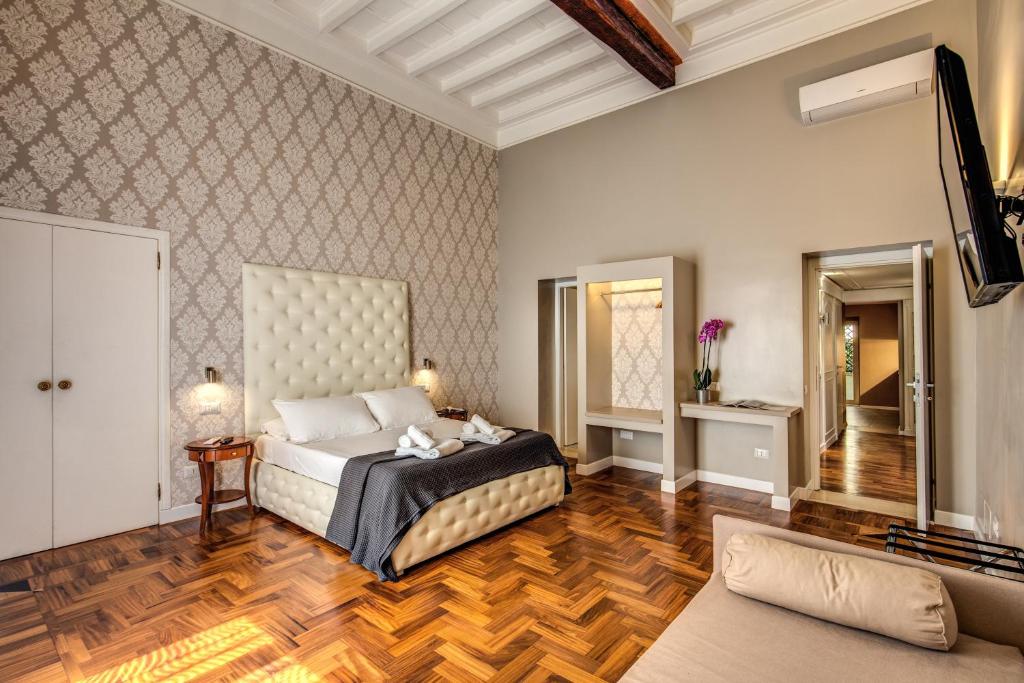 una camera con letto e un soggiorno di The Spanish steps apartment 67 a Roma