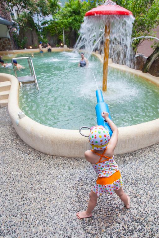 Bazén v ubytování Hua Ge Hot Spring Hotel nebo v jeho okolí
