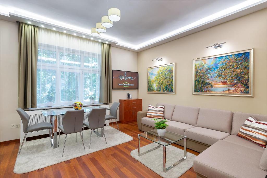 sala de estar con sofá y mesa en CityPark Deluxe Apartment en Budapest