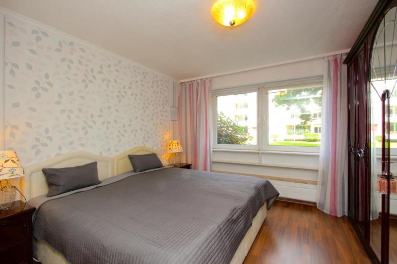 Un dormitorio con una cama grande y una ventana en Private Rooms Laatzen, en Hannover