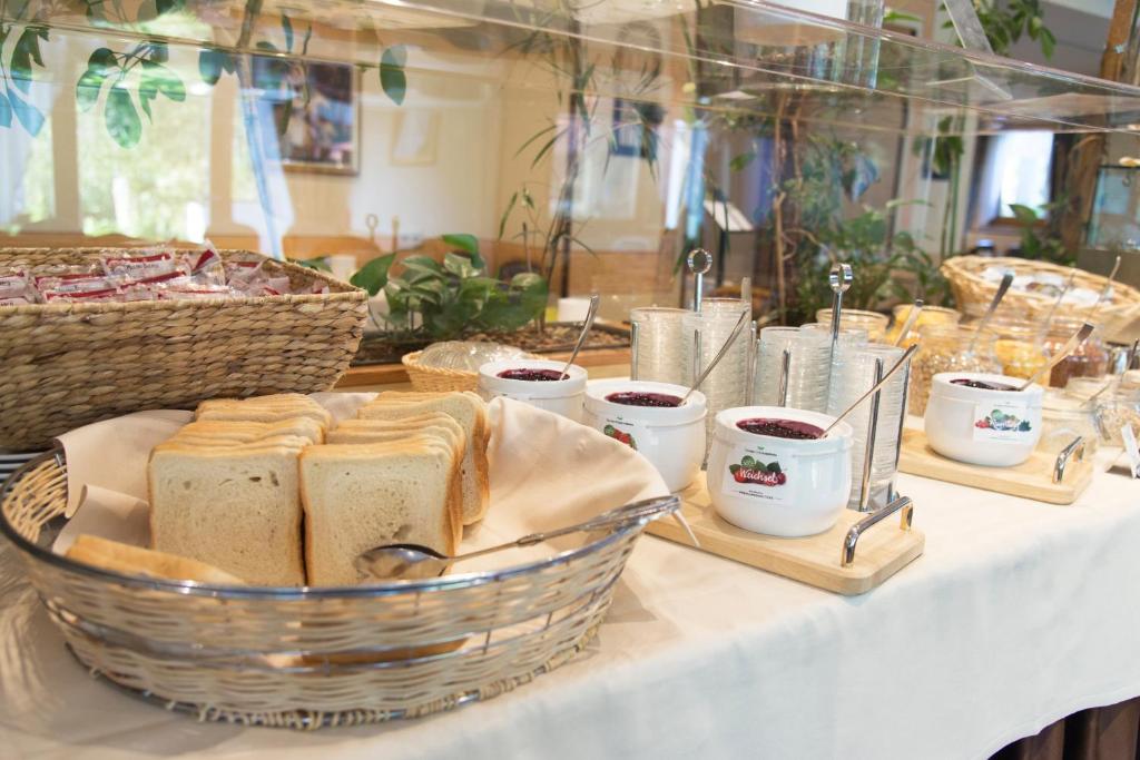 Príslušenstvo na prípravu kávy alebo čaju v ubytovaní Alpenhotel Weitlanbrunn