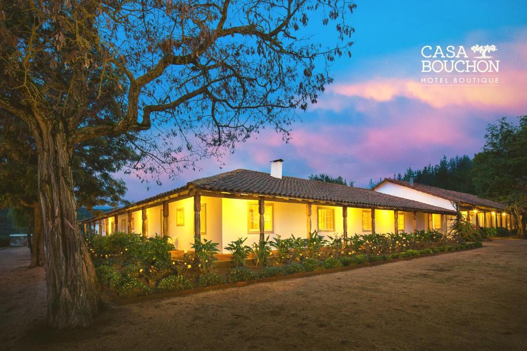 um edifício iluminado à noite com uma árvore em Casa Bouchon Hotel Boutique em San Javier