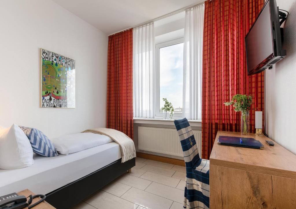 TV a/nebo společenská místnost v ubytování Hotel Conti Am Hauptbahnhof