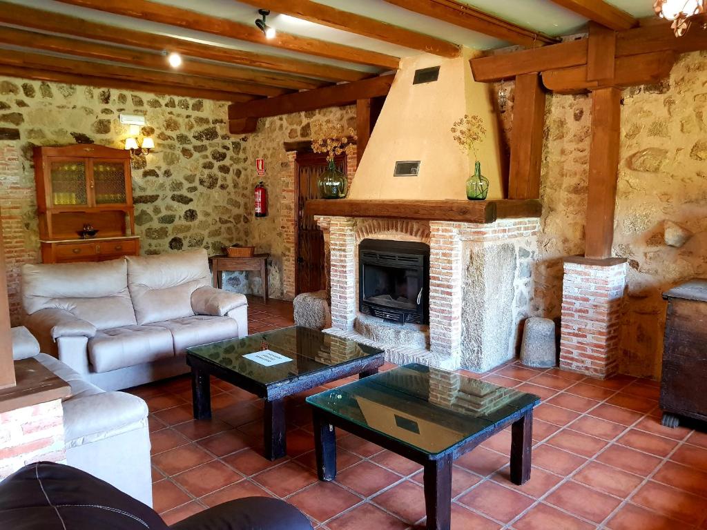 クアコス・デ・ユステにあるCasa Rural Colmenarejoのリビングルーム(ソファ、暖炉付)