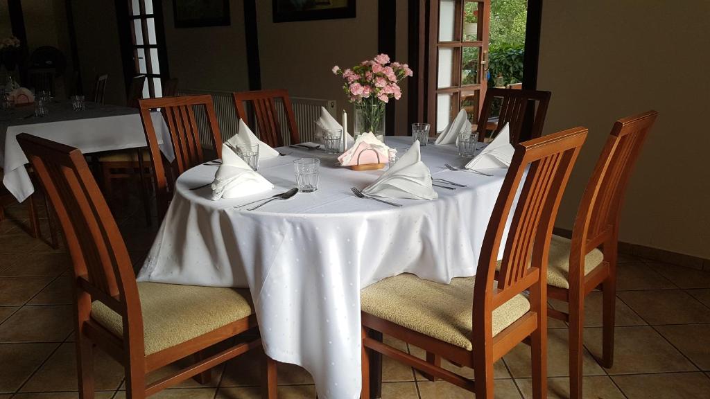 Reštaurácia alebo iné gastronomické zariadenie v ubytovaní Folwark Tumiany Pokoje & Restauracja