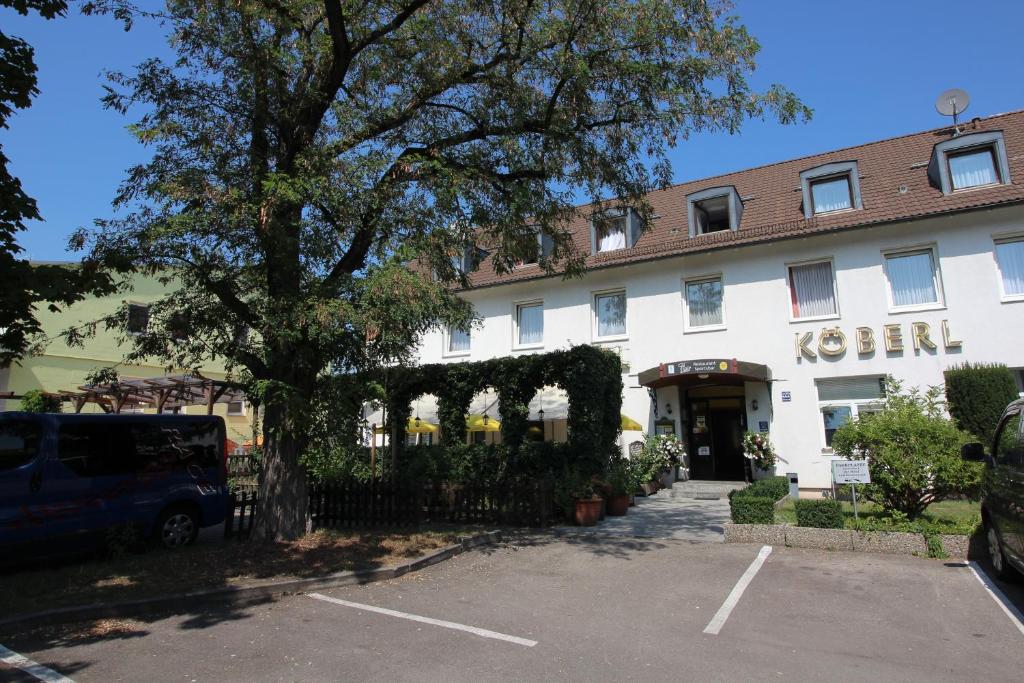 ein Gebäude mit einem Van davor in der Unterkunft Hotel Pension Köberl in München