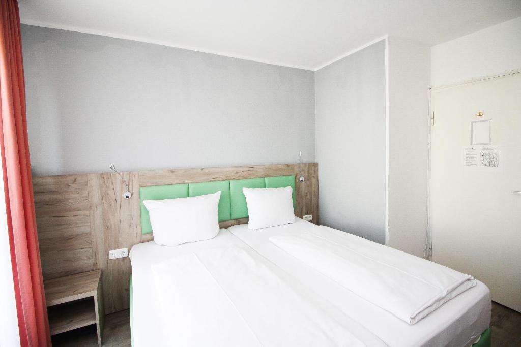 Postel nebo postele na pokoji v ubytování Hotel Pension Köberl