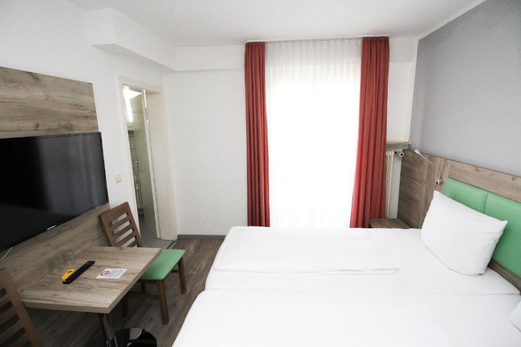 Postel nebo postele na pokoji v ubytování Hotel Pension Köberl
