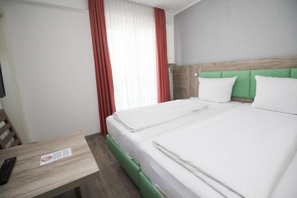 Postel nebo postele na pokoji v ubytování Hotel Pension Köberl