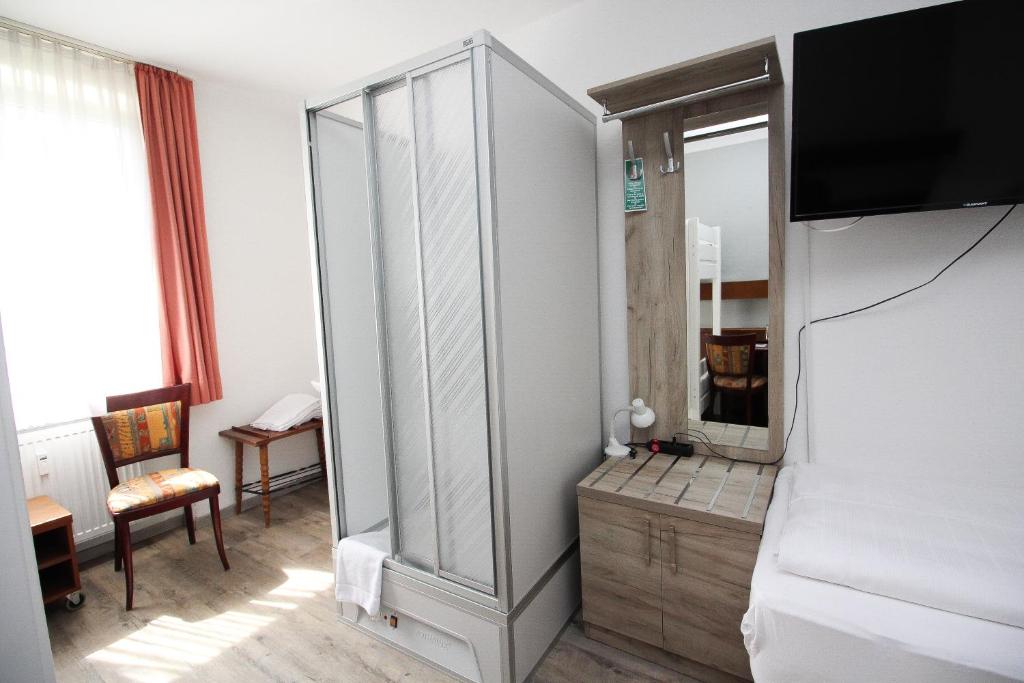 TV a/nebo společenská místnost v ubytování Hotel Pension Köberl